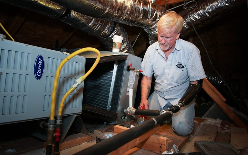 海湾海岸患者Michael Dunn在阁楼的空调单位工作