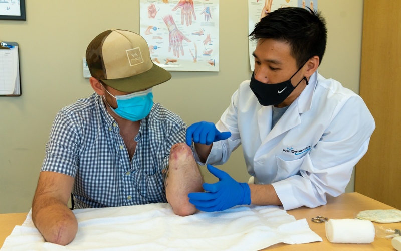 手臂动力学临床治疗专家与新近截肢病人的伤口护理工作